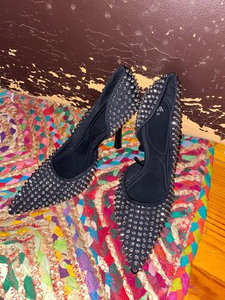 Tacones Zara negros con tachuelas - 38