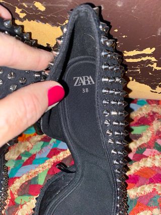 Tacones Zara negros con tachuelas - 38