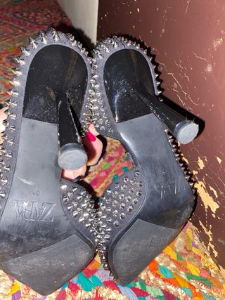Tacones Zara negros con tachuelas - 38