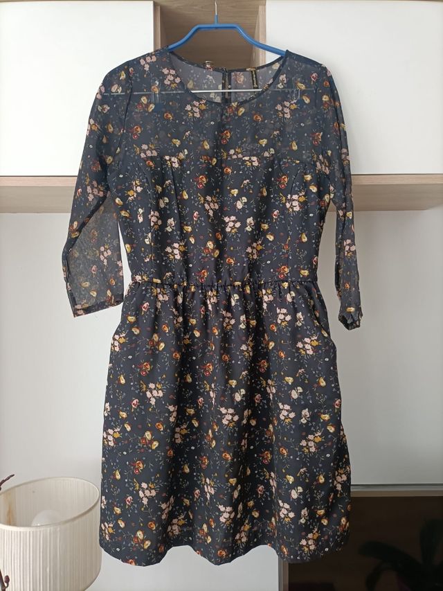 Vestido floral negro de Stradivarius