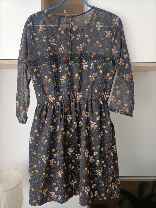 Vestido floral negro de Stradivarius