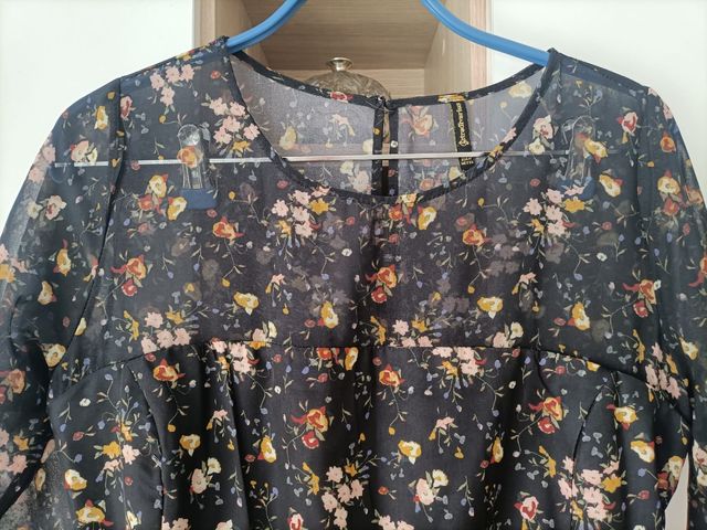 Vestido floral negro de Stradivarius