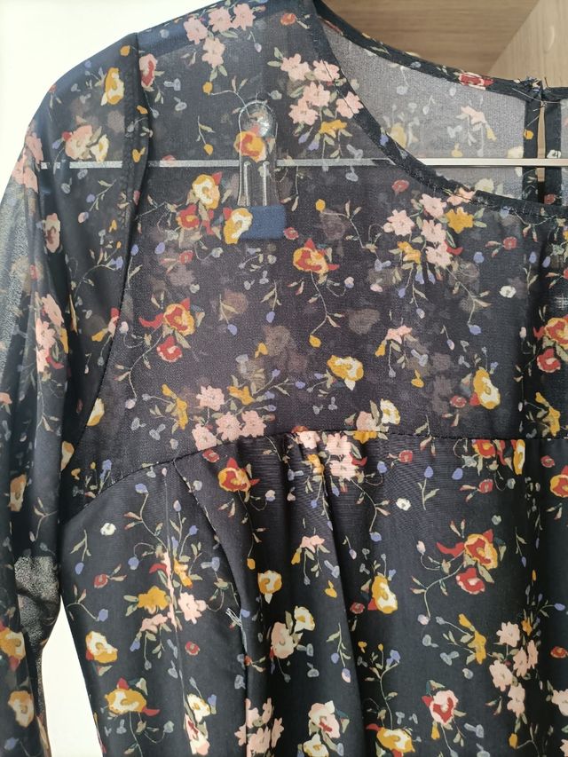 Vestido floral negro de Stradivarius