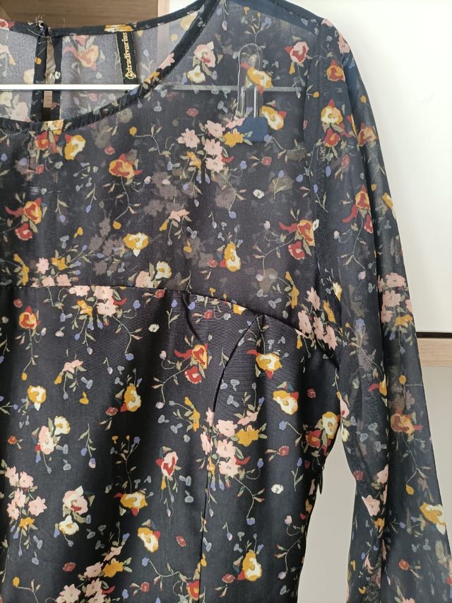 Vestido floral negro de Stradivarius