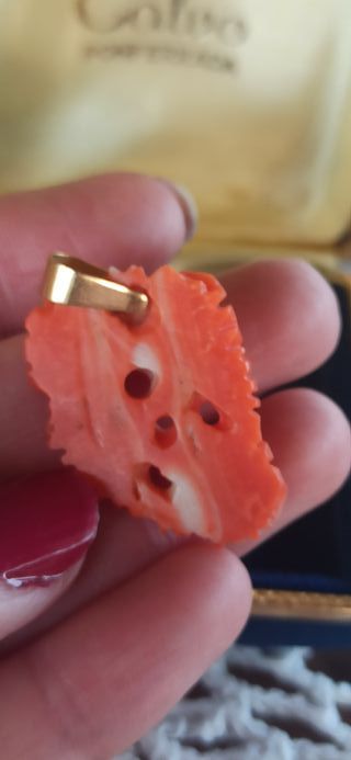 Colgante coral y oro antiguo