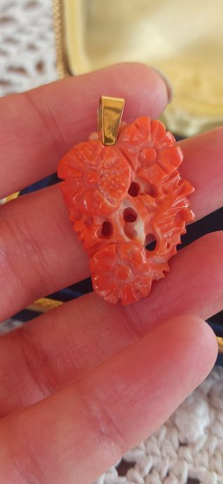 Colgante coral y oro antiguo