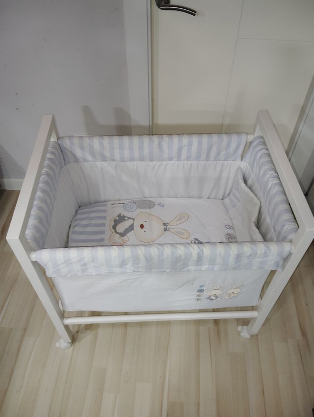 Minicuna bebé, blanca, con ruedas