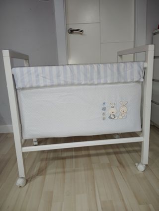 Minicuna bebé, blanca, con ruedas