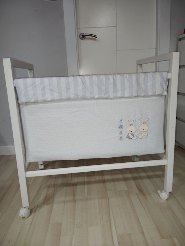 Minicuna bebé, blanca, con ruedas