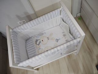 Minicuna bebé, blanca, con ruedas