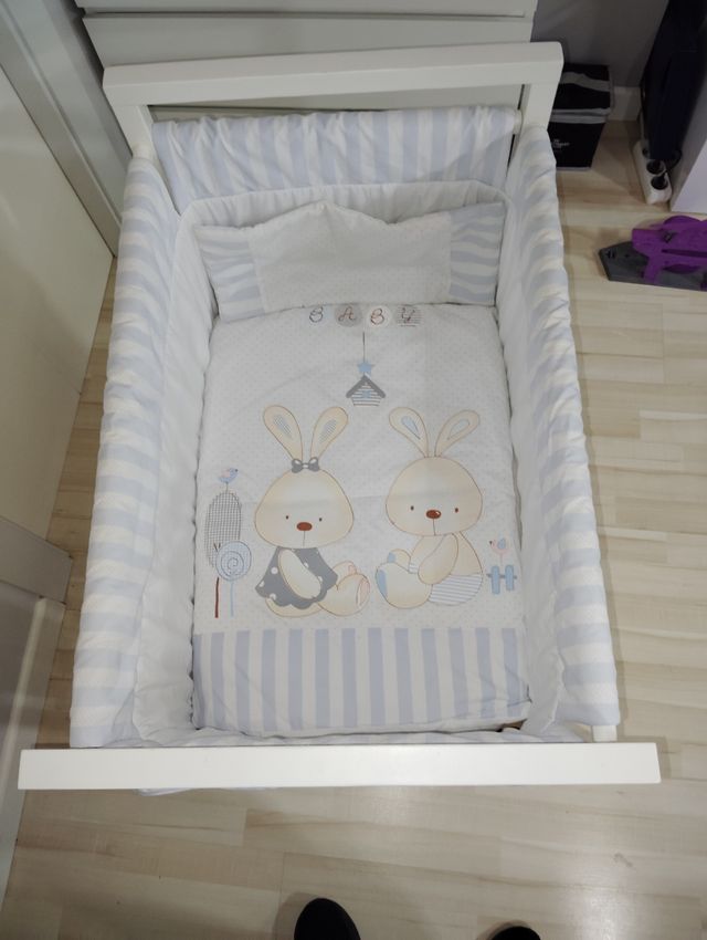 Minicuna bebé, blanca, con ruedas