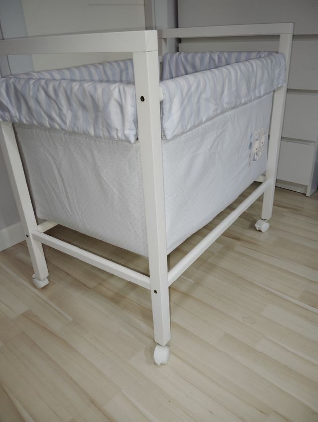 Minicuna bebé, blanca, con ruedas