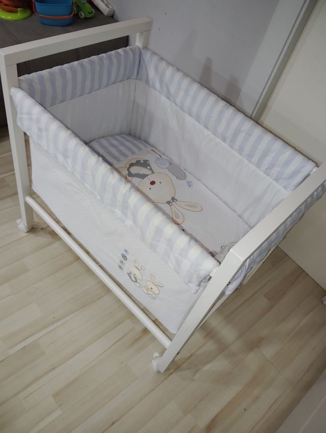 Minicuna bebé, blanca, con ruedas