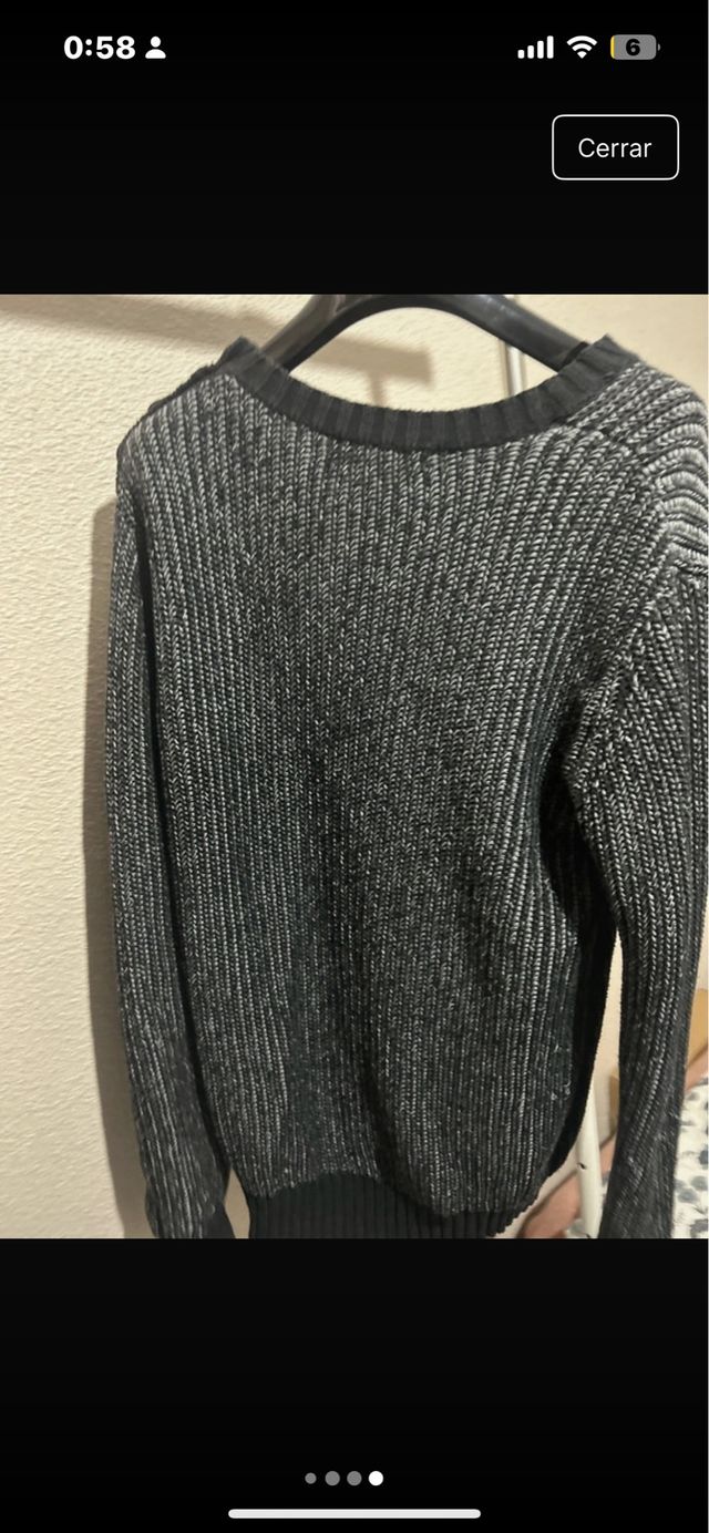 Suéter negro y gris