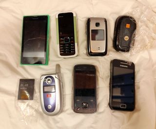 Siete móviles antiguos y una batería