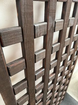 Pareja celosías con maderas engatillas.