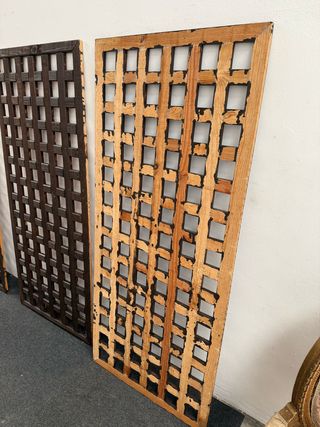 Pareja celosías con maderas engatillas.