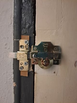 Cerradura puerta entrada 
