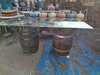 tavolo in legno con piano in vetro