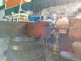 tavolo in legno con piano in vetro