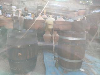 tavolo in legno con piano in vetro