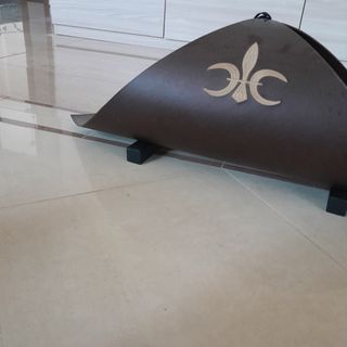 Porta giornali color cuoio. Lunghezza 77 cm