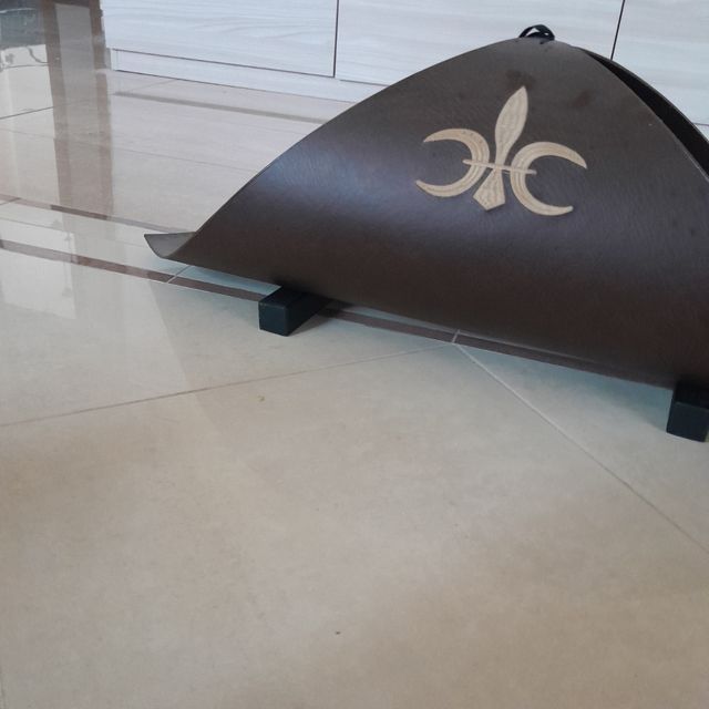 Porta giornali color cuoio. Lunghezza 77 cm