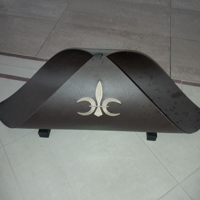 Porta giornali color cuoio. Lunghezza 77 cm