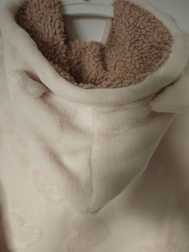 Bata jersey polar con capucha y bolsillo