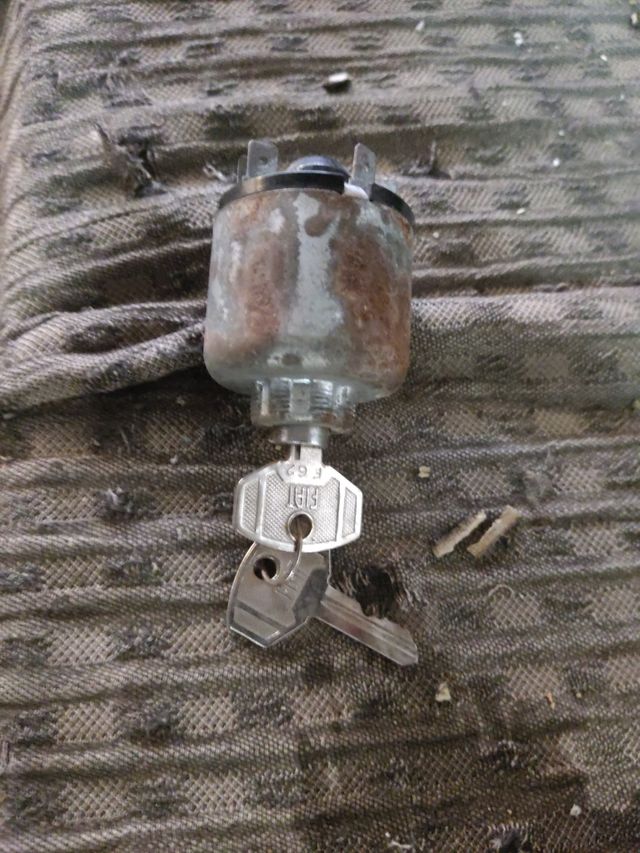 Clausor con llave Seat, Fiat clásico.