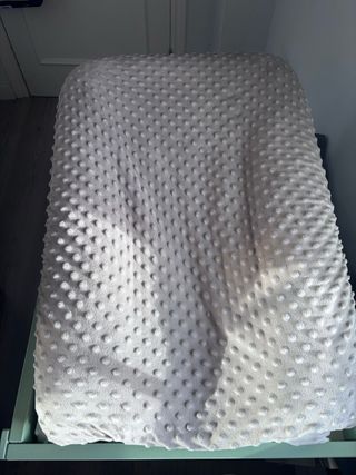 Cambiador y funda blanca
