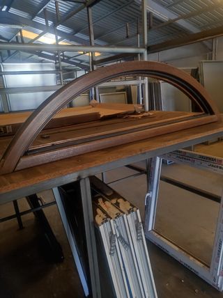 Fijo de hierro en arco