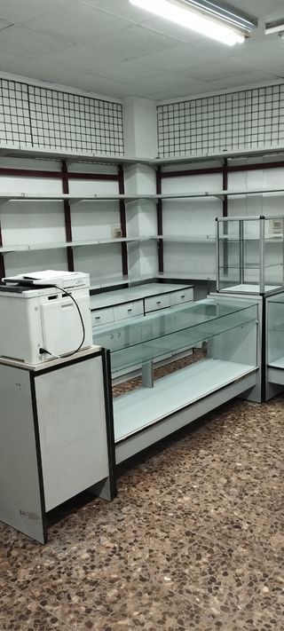 Mobiliario kiosko: Estanterías y mostrador