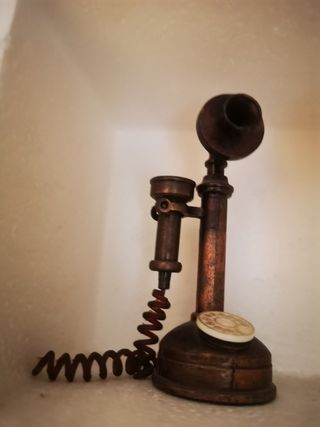 Sacapuntas antiguos teléfono y bomba