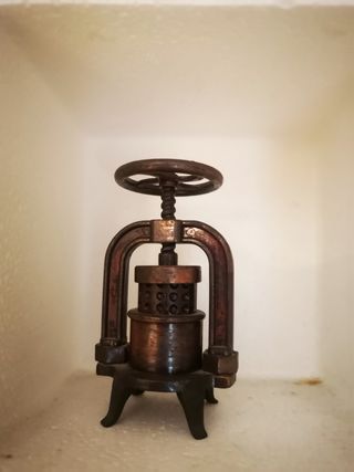 Sacapuntas antiguos teléfono y bomba