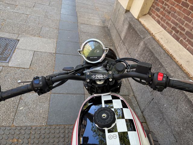 Moto Guzzi V7 Stone Ten