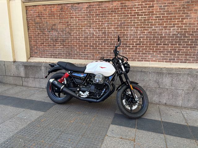 Moto Guzzi V7 Stone Ten
