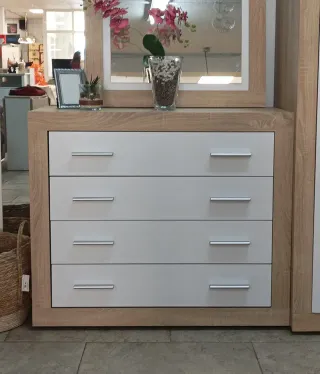 Preciosa cómoda Lara  4 cajones de madera!!