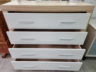 Preciosa cómoda Lara  4 cajones de madera!!