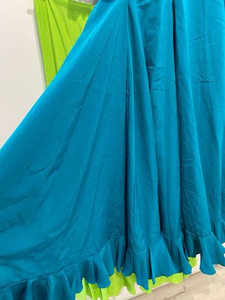 Vestido de flamenca con falda . REGALO FLOR VERDE 