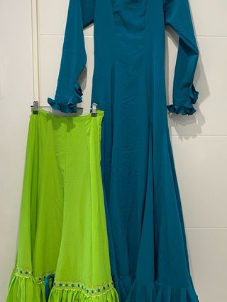 Vestido de flamenca con falda . REGALO FLOR VERDE 