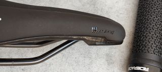 JUEGO DE SILLÍN Y PUÑOS NEGROS.