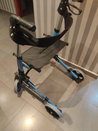 Andador 4 ruedas  Plegable  Aluminio  Frenos en manetas  Asiento y respaldo  Trajano  Deluxe  Mobiclinic