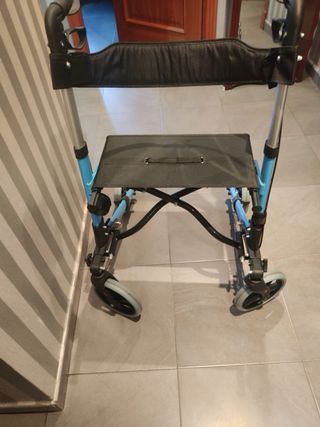 Andador 4 ruedas  Plegable  Aluminio  Frenos en manetas  Asiento y respaldo  Trajano  Deluxe  Mobiclinic