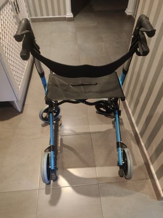 Andador 4 ruedas  Plegable  Aluminio  Frenos en manetas  Asiento y respaldo  Trajano  Deluxe  Mobiclinic