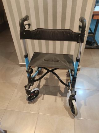 Andador 4 ruedas  Plegable  Aluminio  Frenos en manetas  Asiento y respaldo  Trajano  Deluxe  Mobiclinic