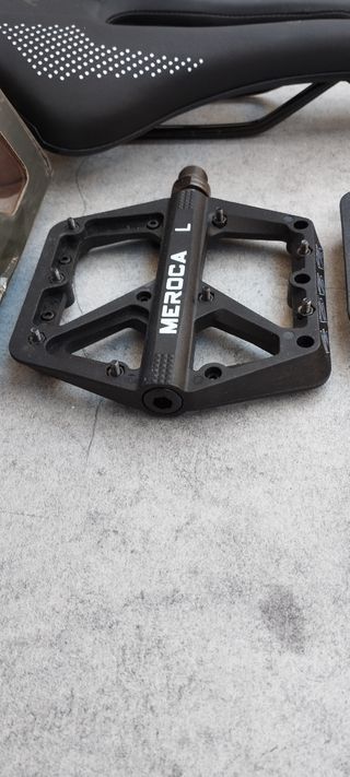 JUEGO DE SILLÍN, PEDALES Y PUÑOS EN OFERTA