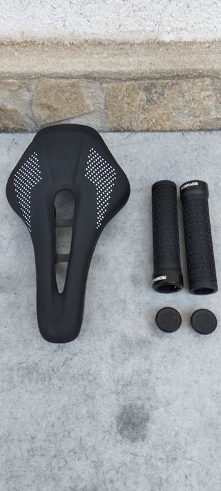 JUEGO DE SILLÍN, PEDALES Y PUÑOS EN OFERTA