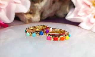 Aros chapados en oro 18K y bolitas de colores