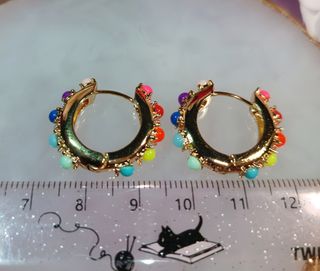Aros chapados en oro 18K y bolitas de colores